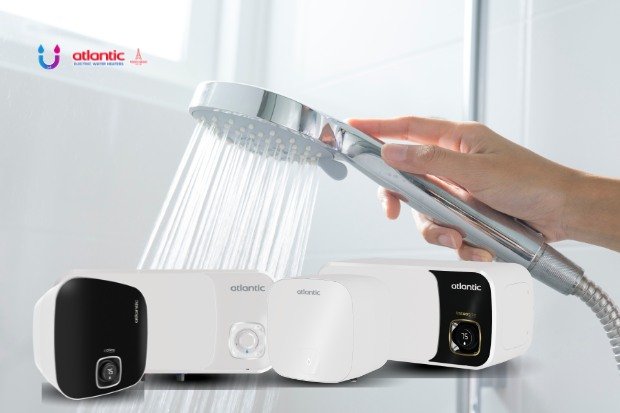 Kamar mandi minimalis dengan bathtub, shower menyala, dan water heater Atlantic